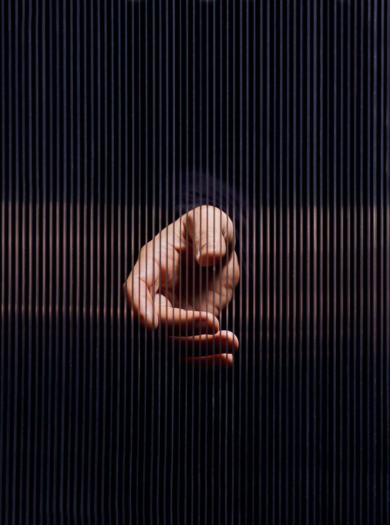 העבודה על כריכת הקטלוג, שמבוססת על צילום של יובל חי