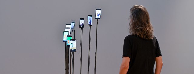 נטע מוזס ורוני גנוסר בתערוכה ״מוטל בספק״. צילומים: שי בן אפריים