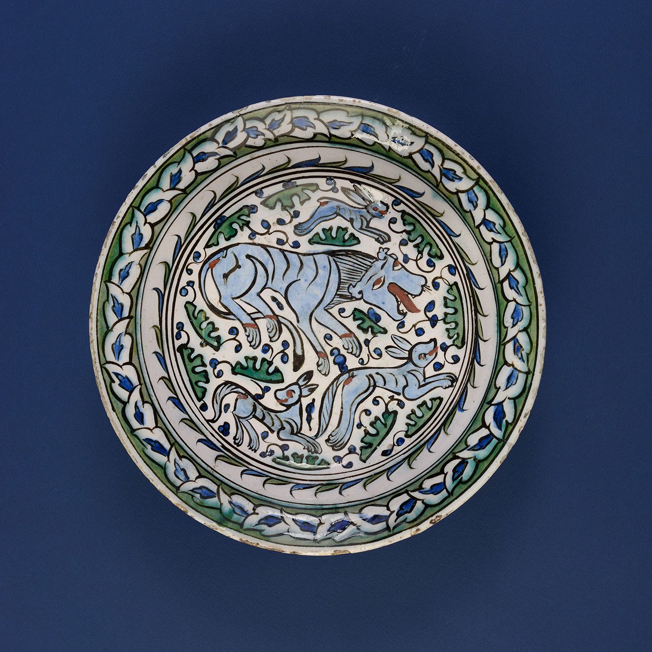 צלחת. טורקיה, איזניק, המאות ה־16 עד ה־17. אוסף המוזיאון לאמנות האסלאם