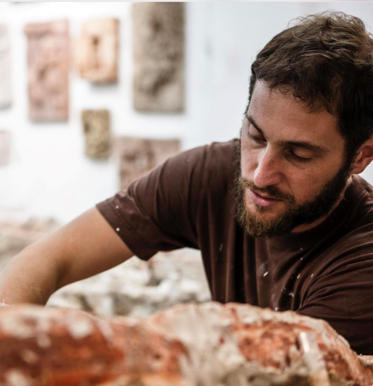 אבנר לוינסון בסטודיו. צילומים: שחף הבר