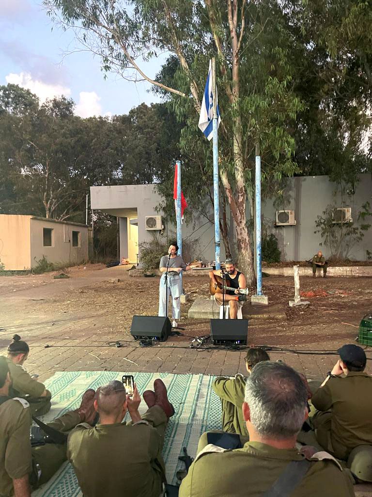 איה כורם מופיעה לחיילים בשטח. צילום: מתן יעקב