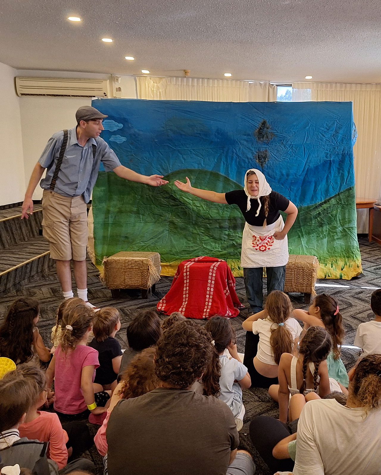 האופרה הישראלית ואביחי קטן במלון מפונים בלביא. צילום: ענת קרטן