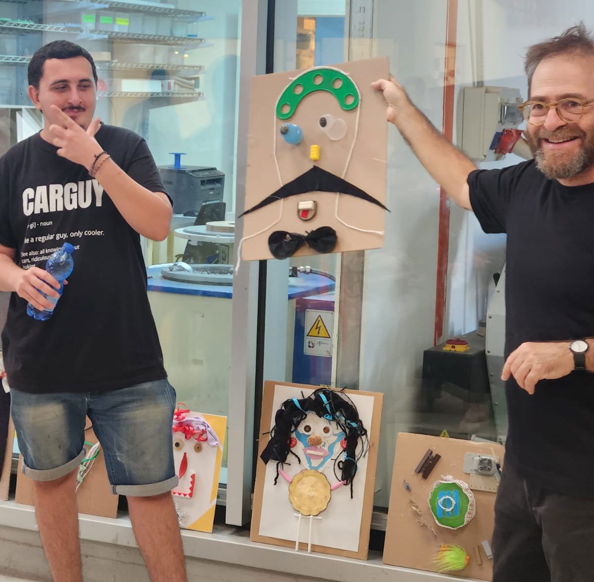 חנוך פיבן (מימין) מעביר סדנה בטרמינל עיצוב בת ים
