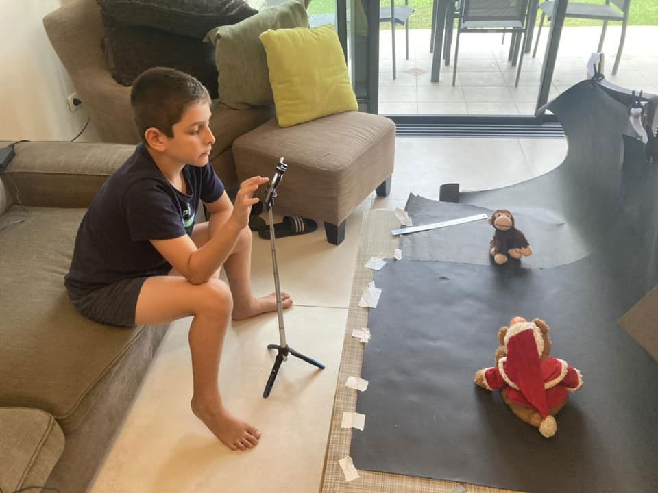 עילי ברין בפעולה בסדנת סטופמושן עם רנן אדר