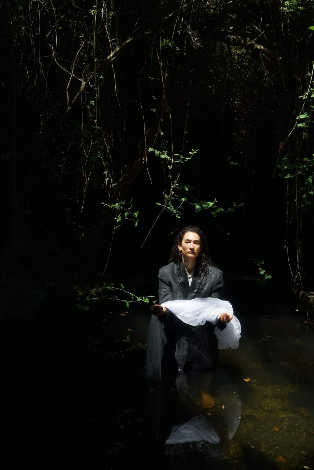 שני ארזי, אישה נופלת על סף הגבר. צילום: עמית מן