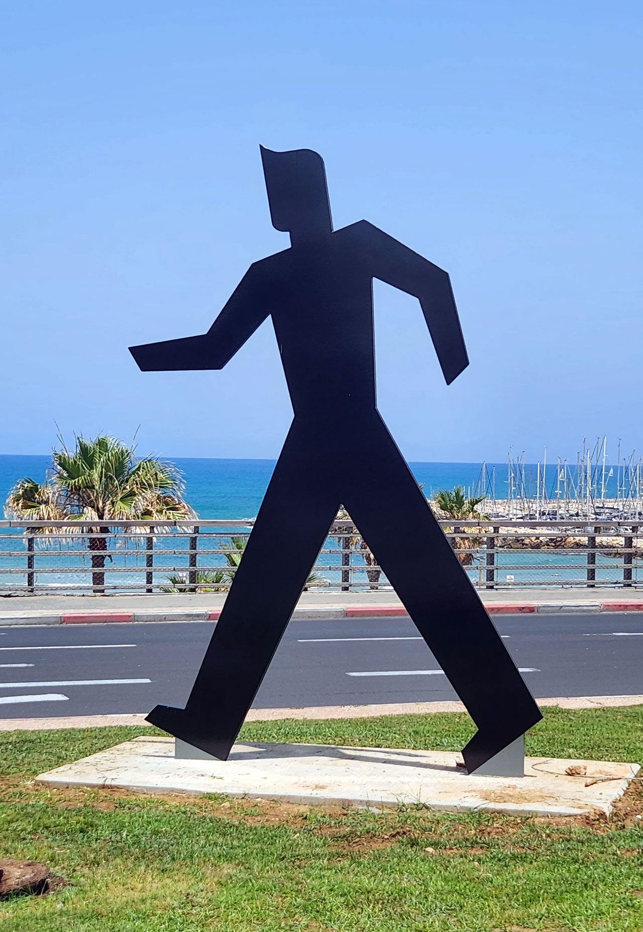 האיש ההולך. צילום: איתן ברטל