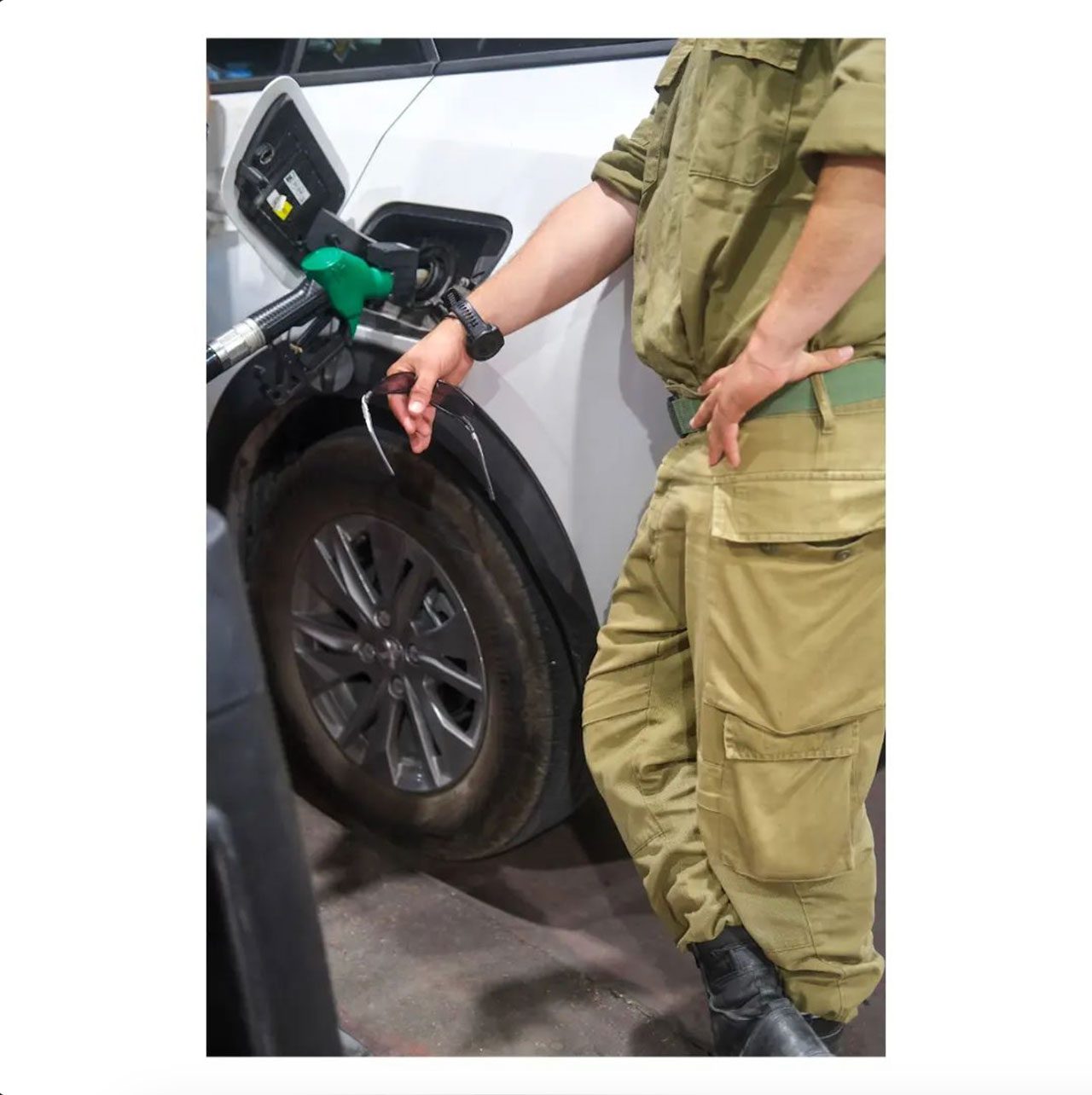 תחנת דלק קסטינה. לוחם מתדלק