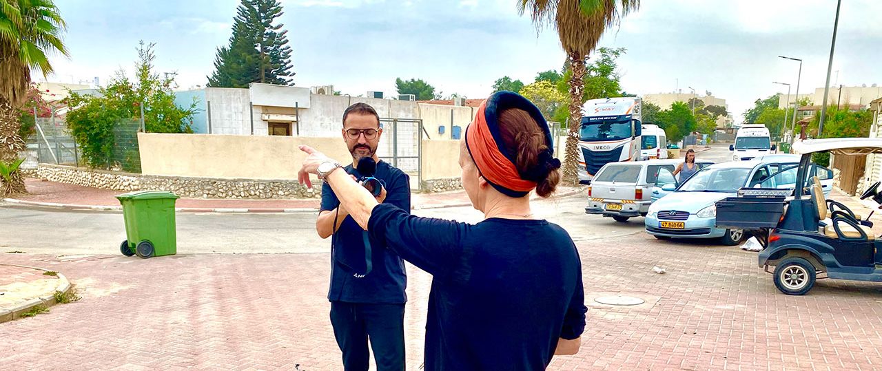 נדב משעלי (משמאל) בפרויקט התיעוד מהשטח באופקים. צילום: מרים טויזר