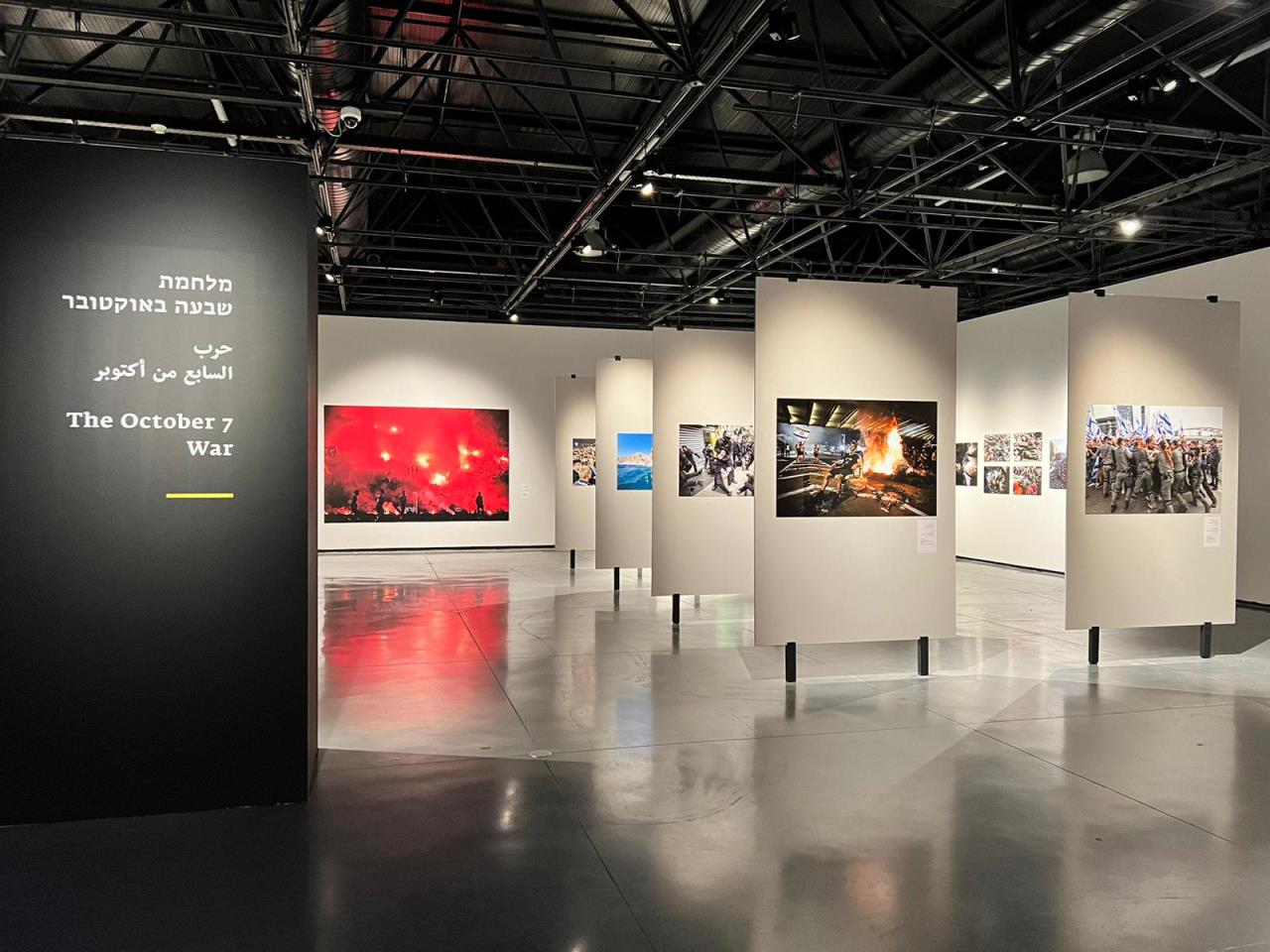 עדות מקומית, מראה הצבה. צילומים: מ״ל