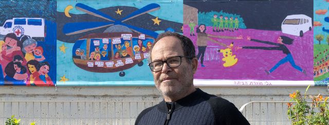 זאב אנגלמאיר, ברקע הגלויות שאייר שנתלו על מוזיאון הרצליה. צילום: דניאל חנוך