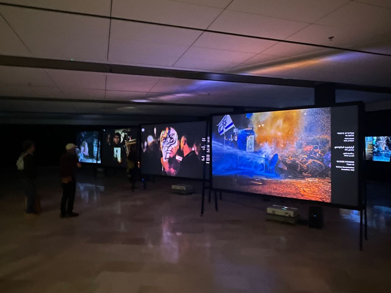 עשרים שנות עדות, מראה הצבה. צילומים: מל