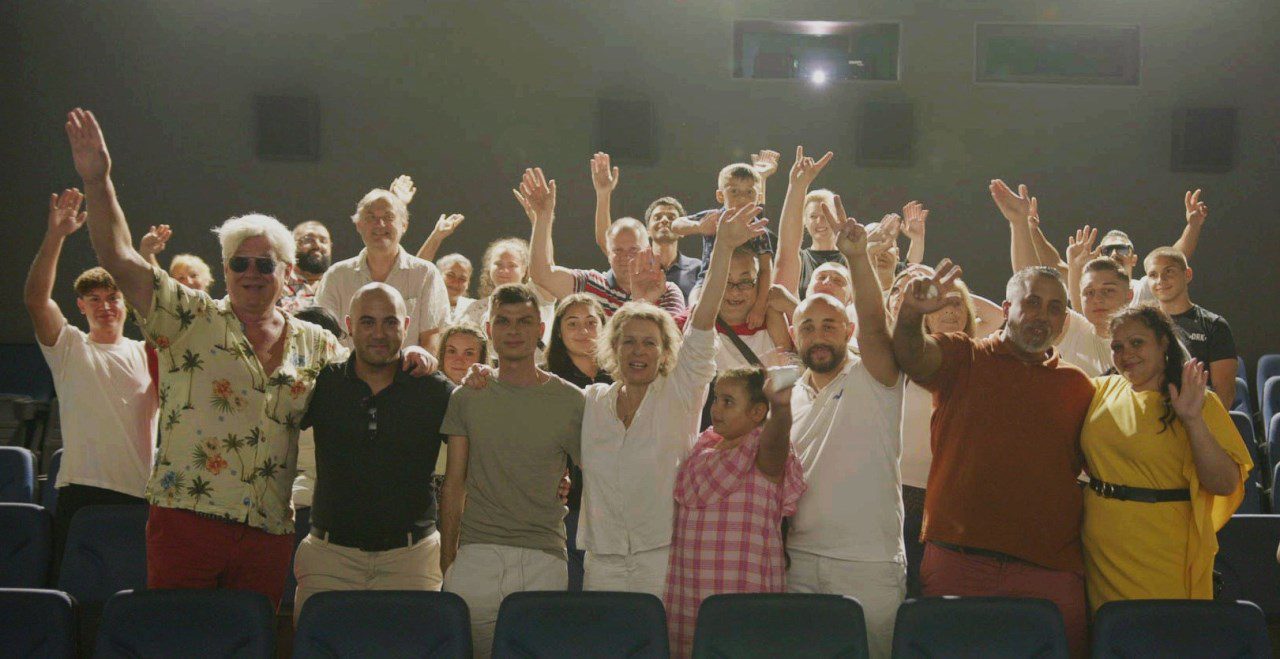 הקרנת הסרט בכפר הצועני