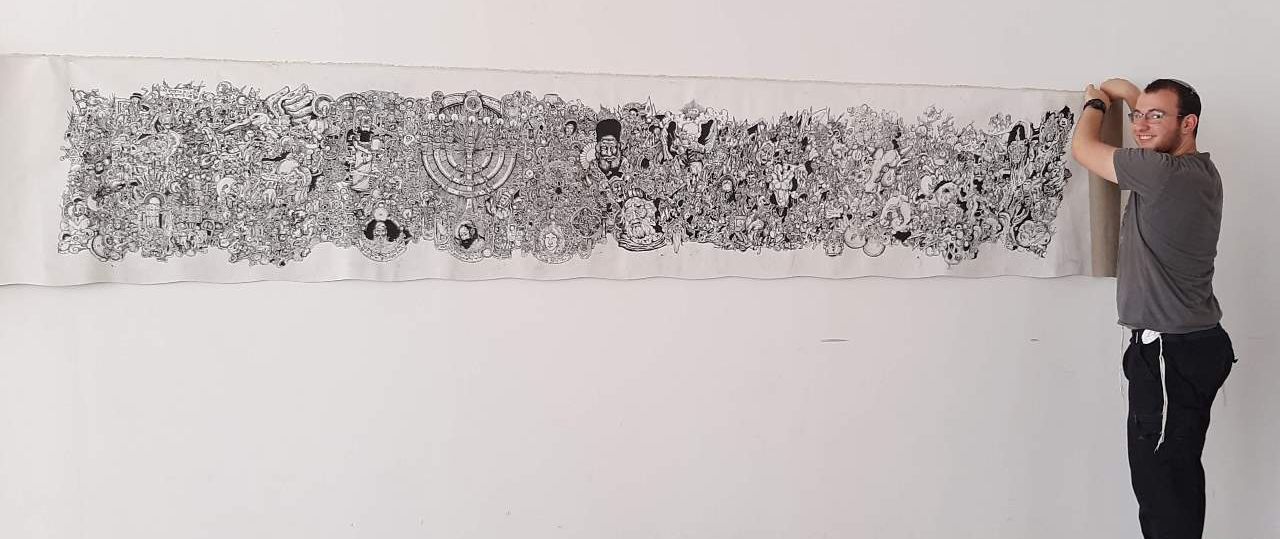 איתן רוזנצוויג עם עבודתו ״קומא, מי־עפעצים וקנקנתום״. צילום: פורת סלומון