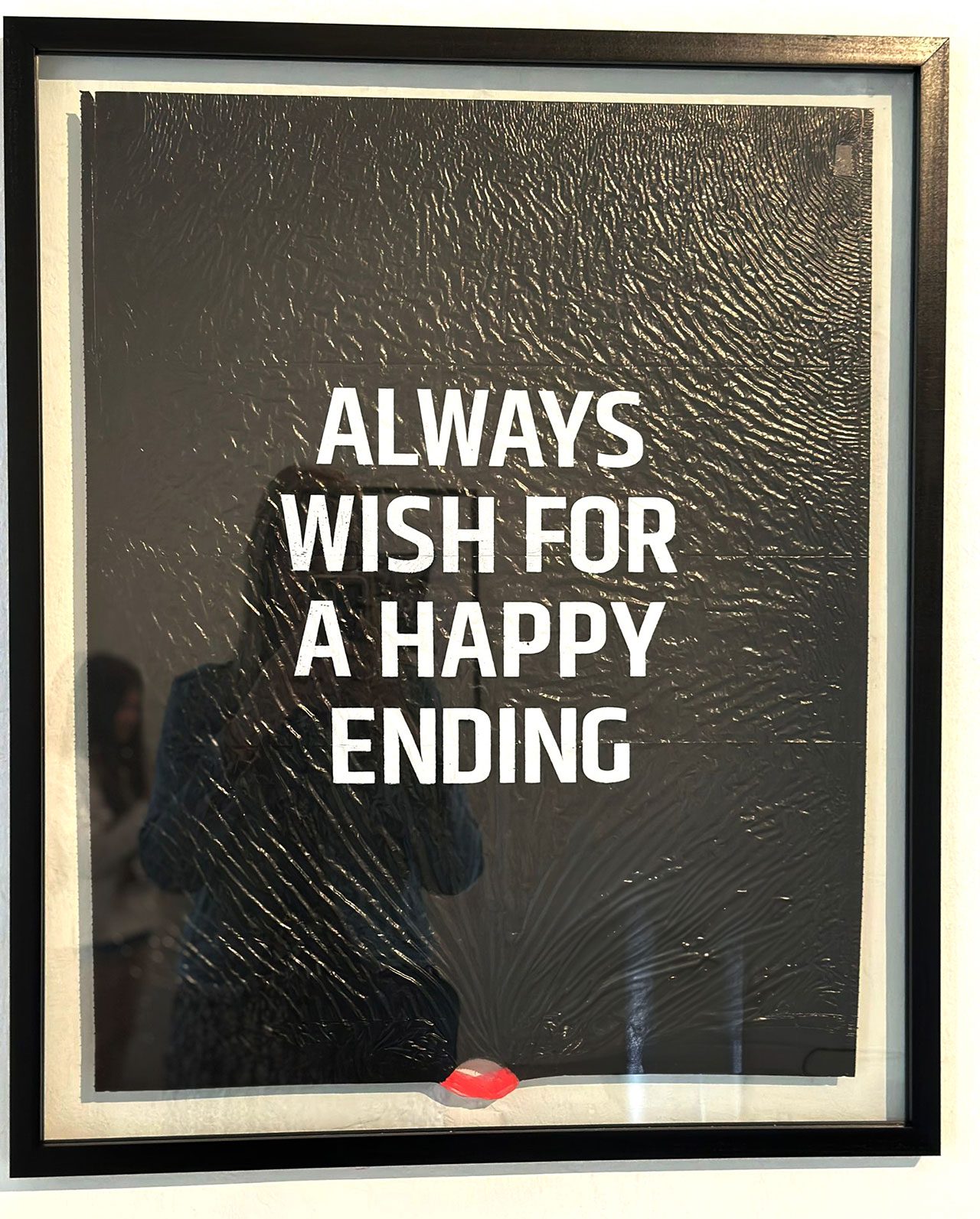 השקית השחורה מתוך התערוכה ״אטומה״. צילומים: מ״ל