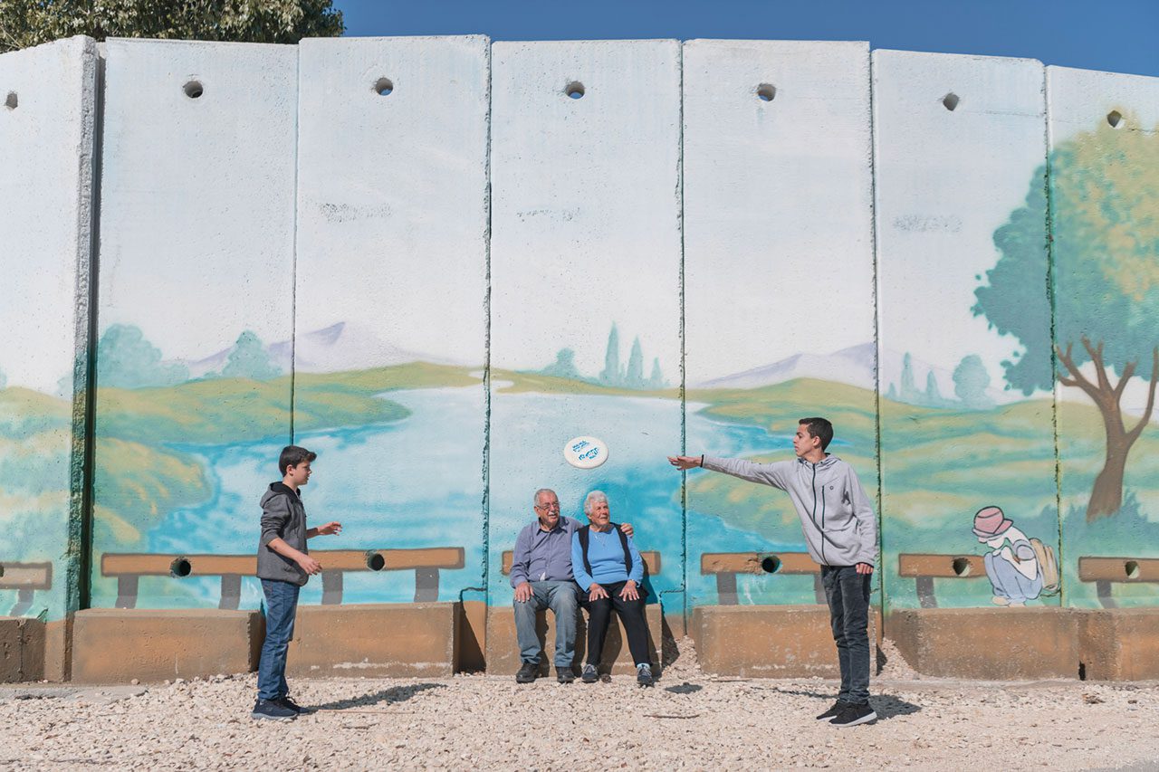 ארי ורואי משחקים פריזבי לצד סבא יענקלה וסבתא שרה, עוטף עזה, נחל עוז