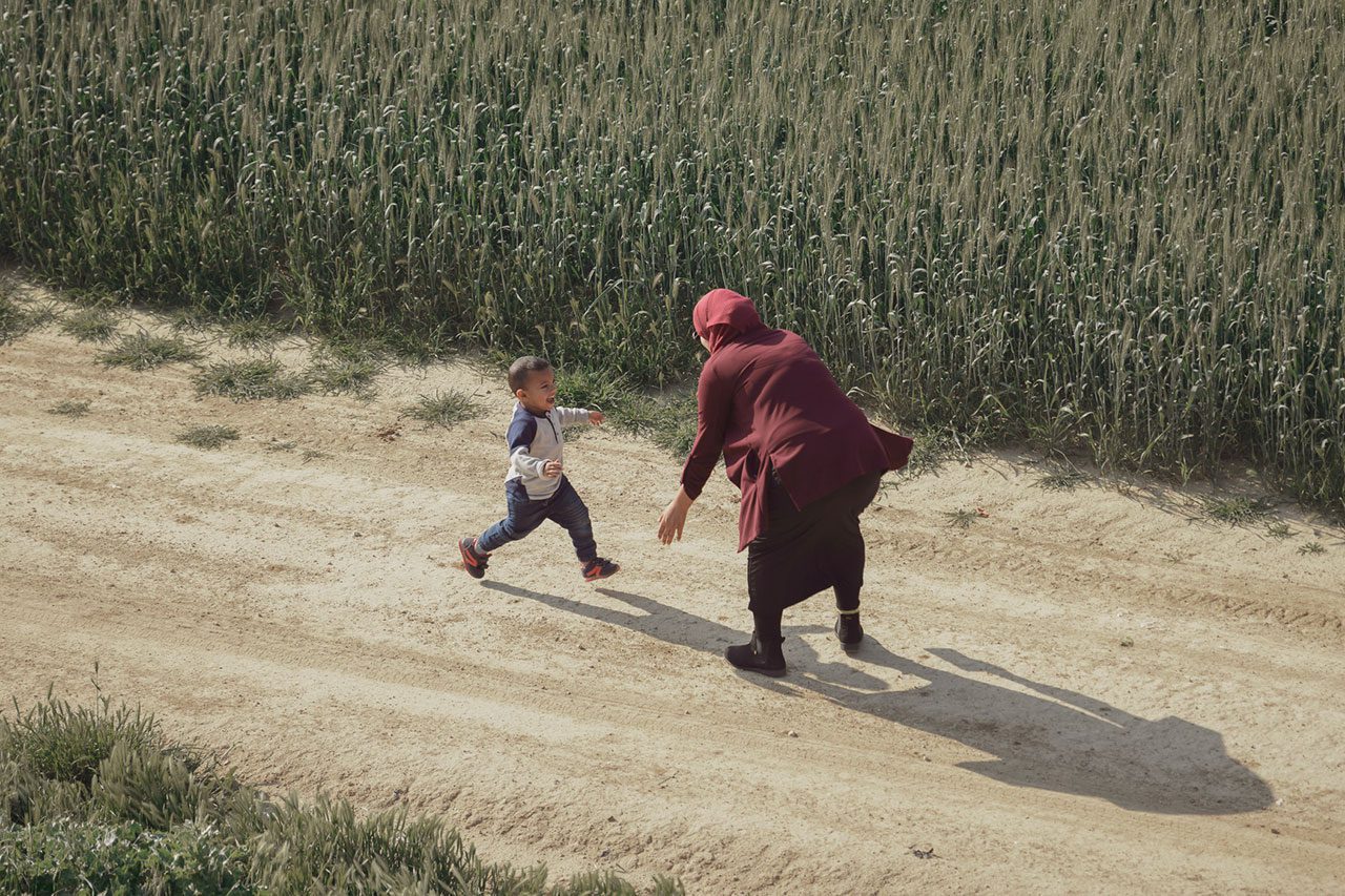 אדם רץ אל סוסן באזור השדות החקלאים שבעוטף עזה, עלומים