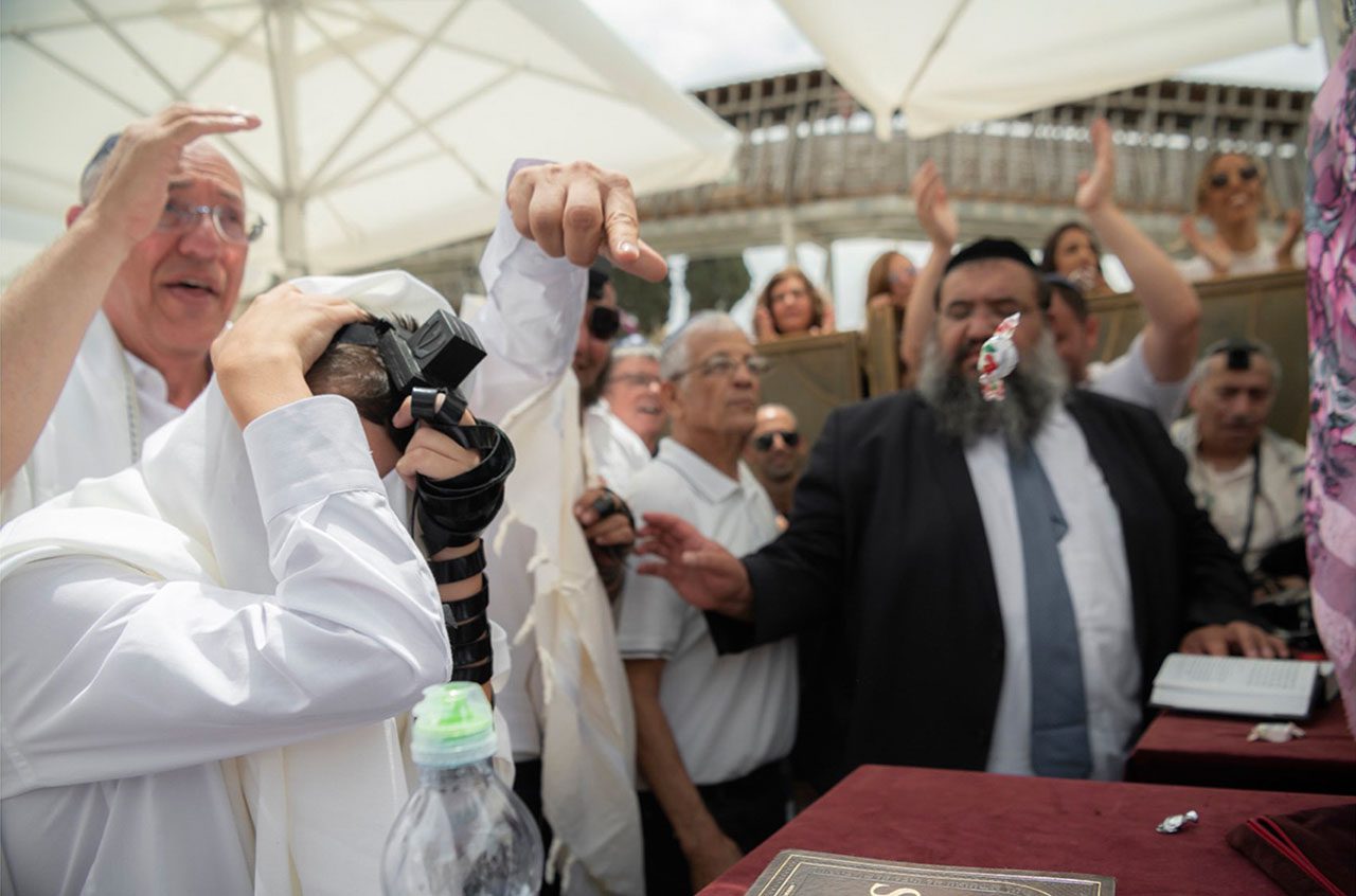 חגיגות בר המצווה של אדיר בטקס עליה לתורה, הכותל המערבי, ירושלים