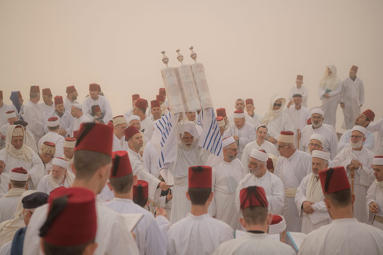 השומרונים עולים לרגל בשבועות, הר הגריזים