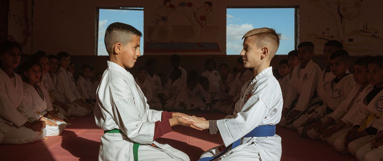 דניאל וחזאם באימון חוג ״בודו״, אבו-קווידר. צילומים: פיני סילוק מתוך ״משפחת ישראל״