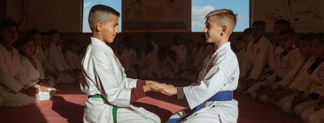 דניאל וחזאם באימון חוג ״בודו״, אבו-קווידר. צילומים: פיני סילוק מתוך ״משפחת ישראל״