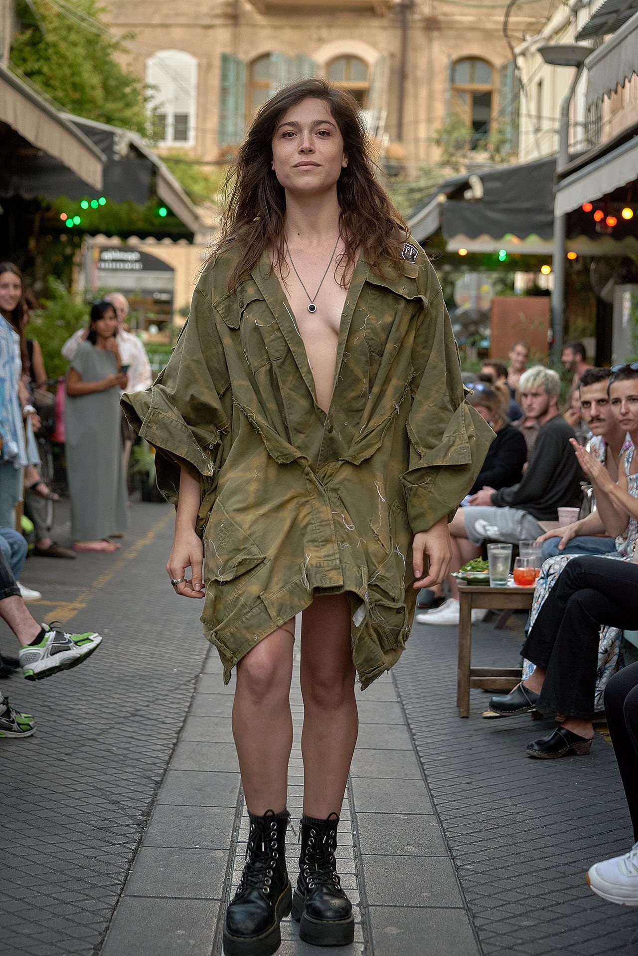 ניסוי ב־20 חולצות, תצוגה בשאפה. צילומים דור ארזי