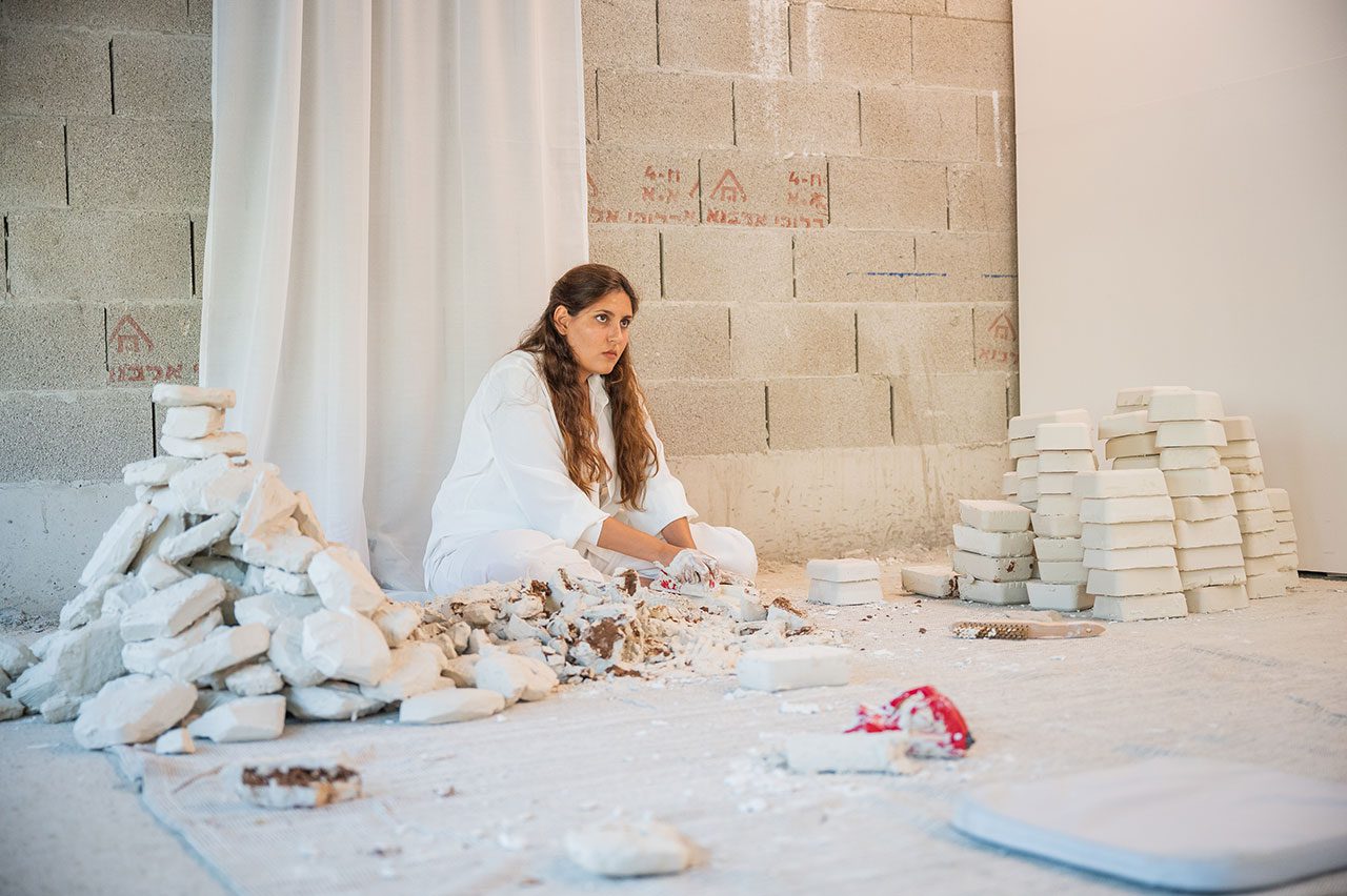 מתוך ״חבילה עוברת״. צילום: שיר עציץ / צבע טרי