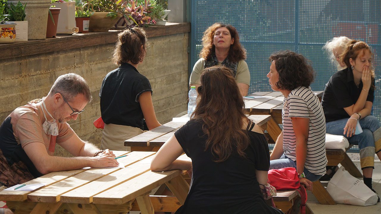 קבוצת הקשבה בבת גלים עם טליה אליאב. צילום: רותם פליטמן