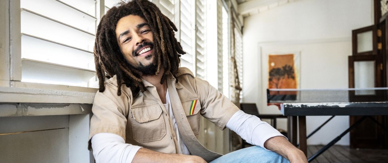 קינגסלי בן אדיר בתפקיד בוב מארלי, Bob Marley: One Love. צילומים: פורום פילם