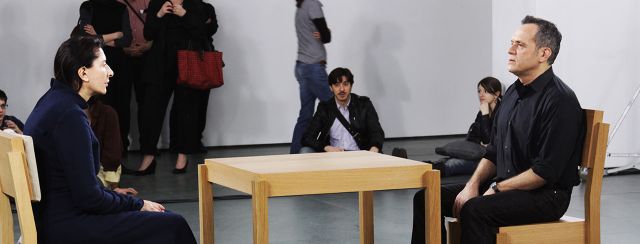 מרינה אברמוביץ׳, האמנית נוכחת, מומה, 2010. צילום שלבי לסיג, ויקיפדיה