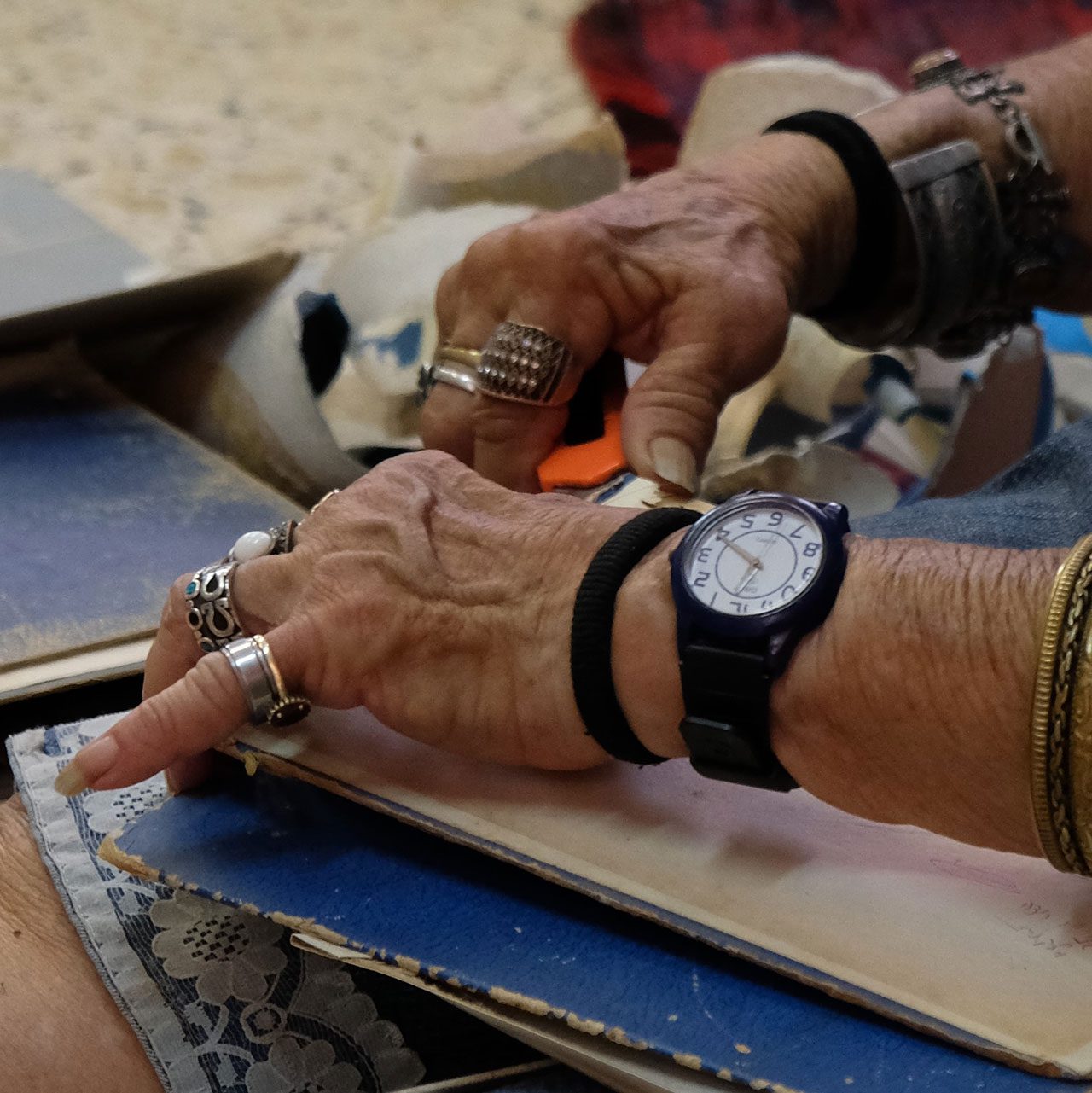 מתוך ״מקלפת״. צילום: אוסקר אבוש