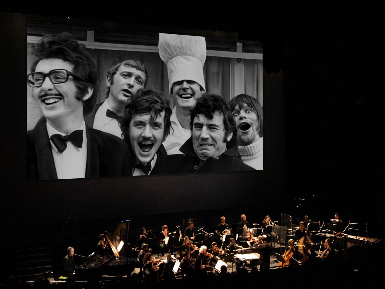 הבשורה על פי מונטי פייתון, תזמורת המהפכה. צילום: משה צ׳יטיאת