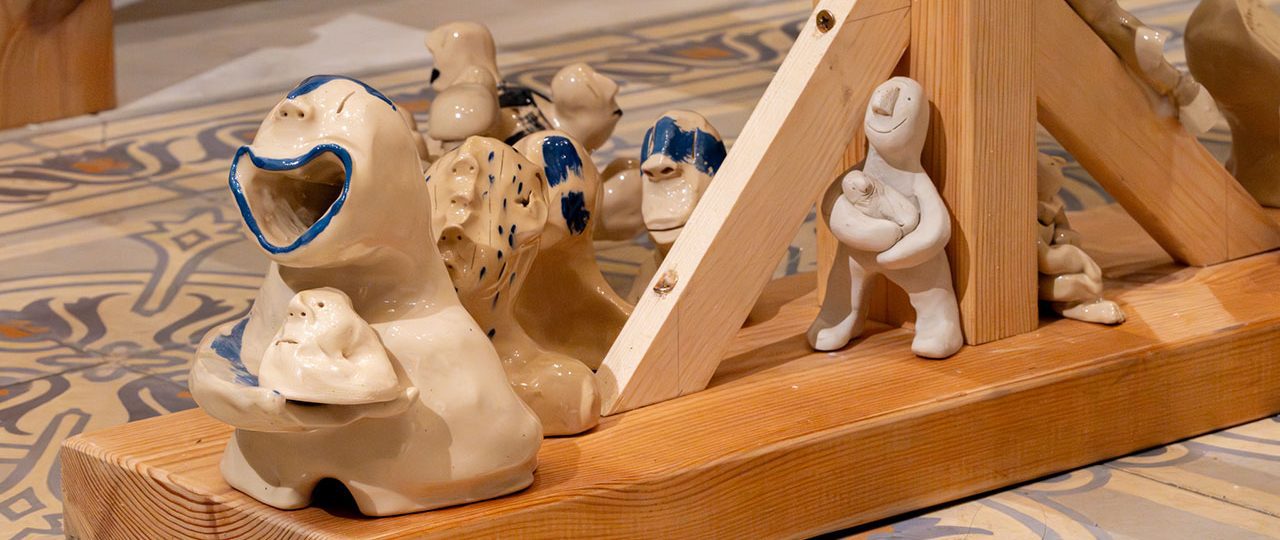 תום מאור בתערוכה עיר מקלט״, מרכז אדמונד דה רוטשילד. צילומים: דניאל חנוך