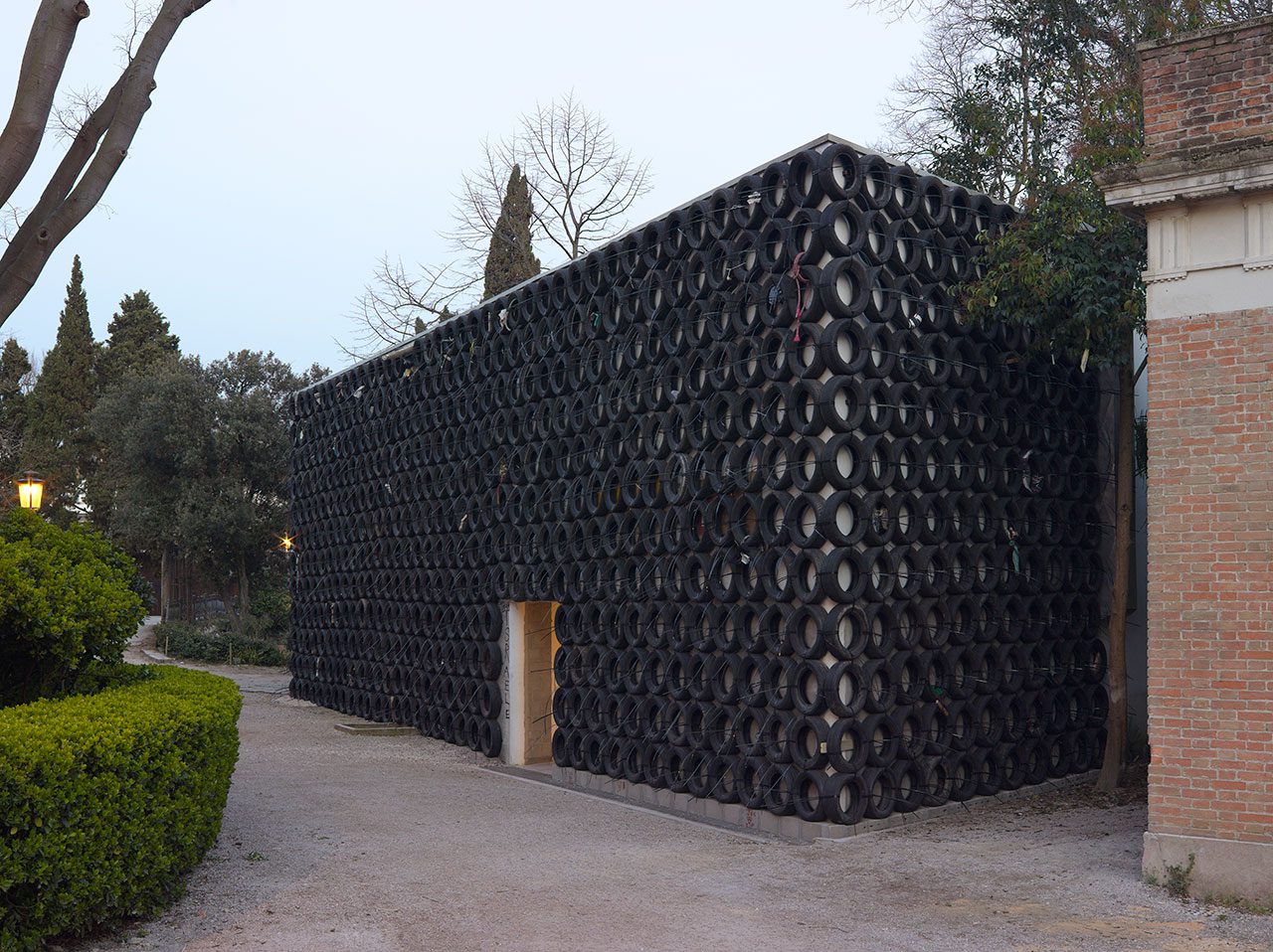 ציבי גבע, ארכיאולוגיה של ההווה, הביאנלה ה־56 לאמנות בוונציה, 2015. צילום: אלעד שריג