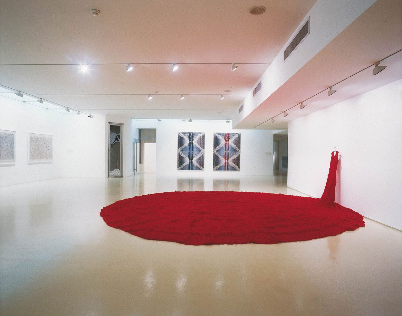 רקמת פעולה, מוזיאון הרצליה, 2004. צילום: עודד לבל