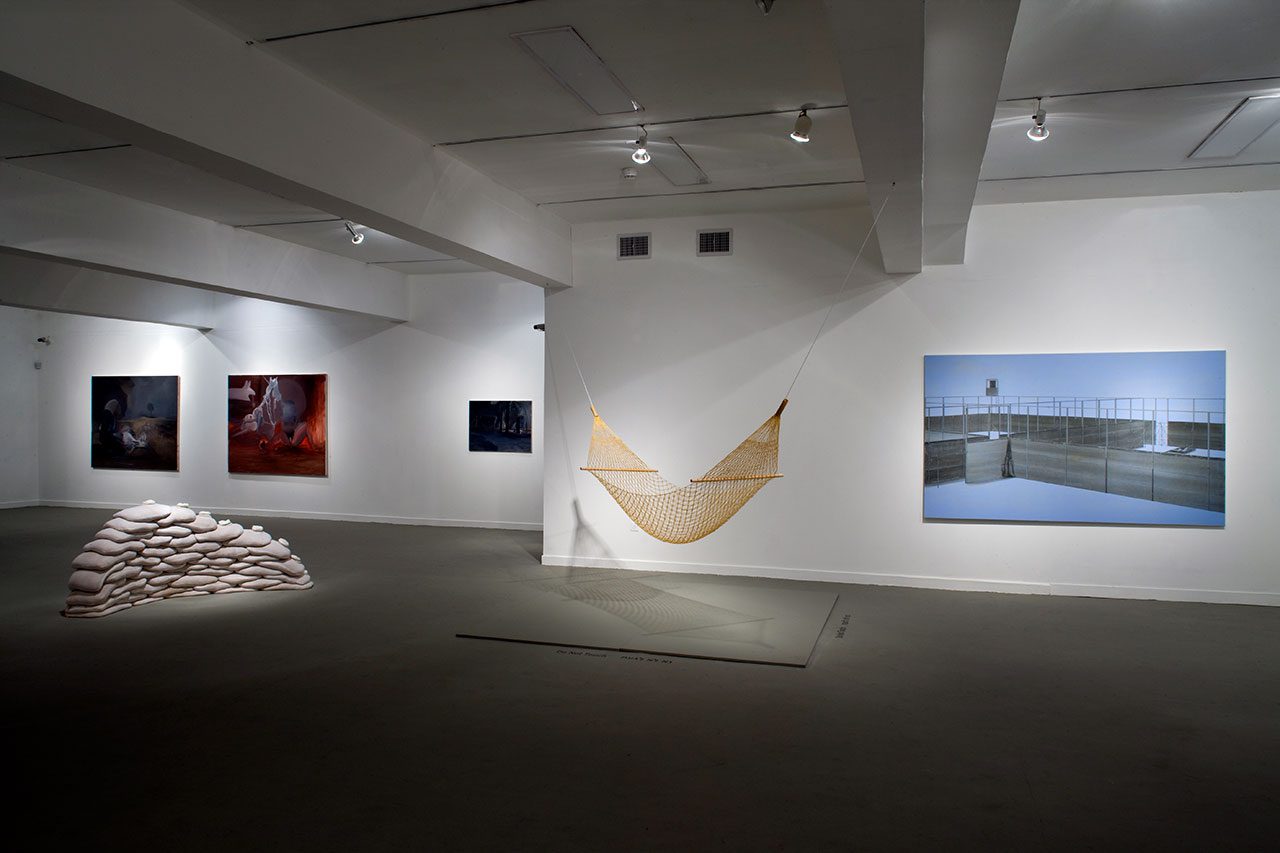 היסטוריה של אלימות, מוזיאון חיפה, 2009; עבודות של גלעד אפרת, מונה חאטום, ארנסטו נטו, אבנר בן גל. צילום: אוהד מטלון