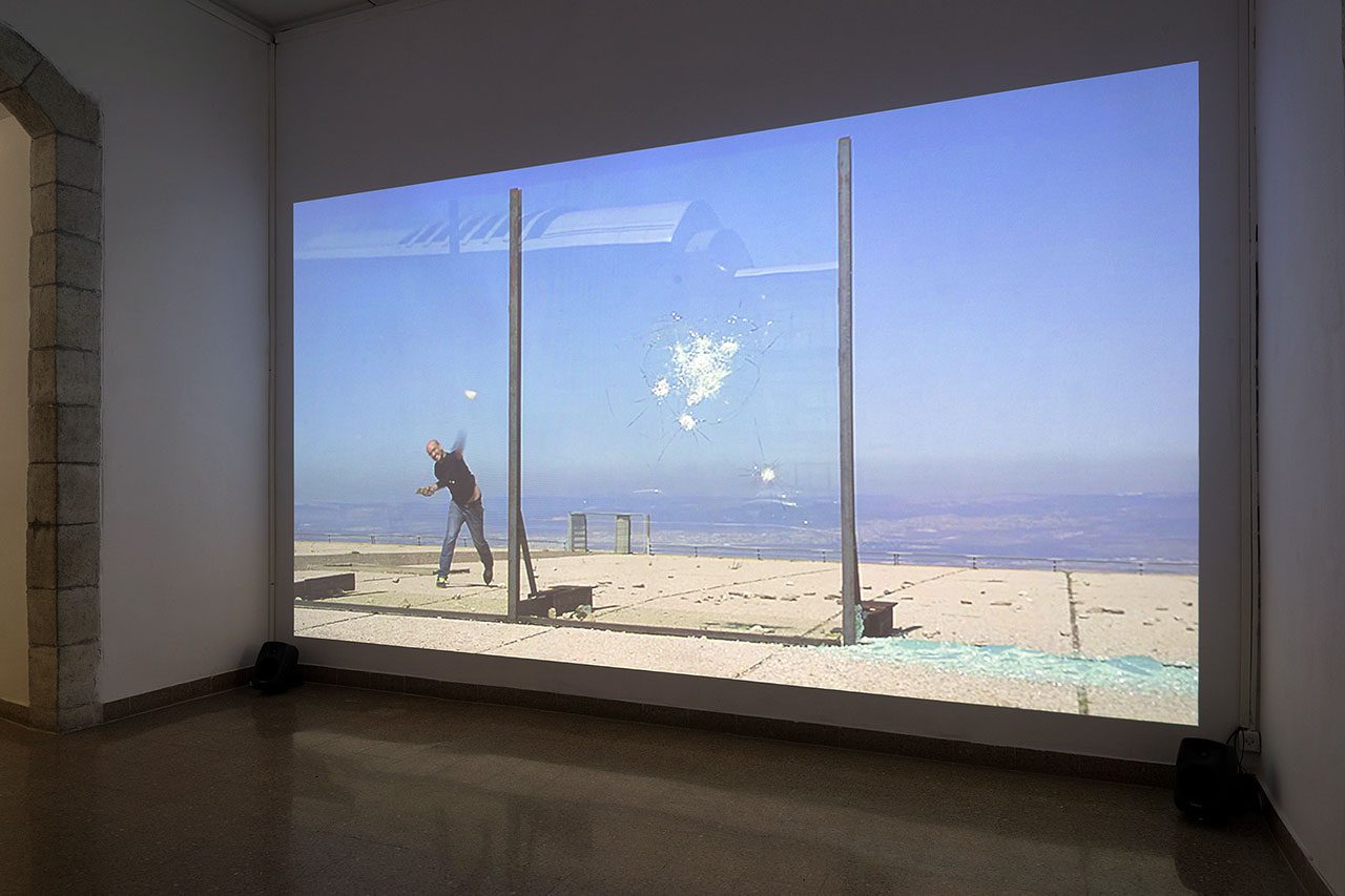 אבנר פינצ׳ובר, Riot Glass, 2019, מתוך קו פעולה, הביאנלה ה-VII לרישום, בית האמנים, ירושלים. צילום: אלעד שריג