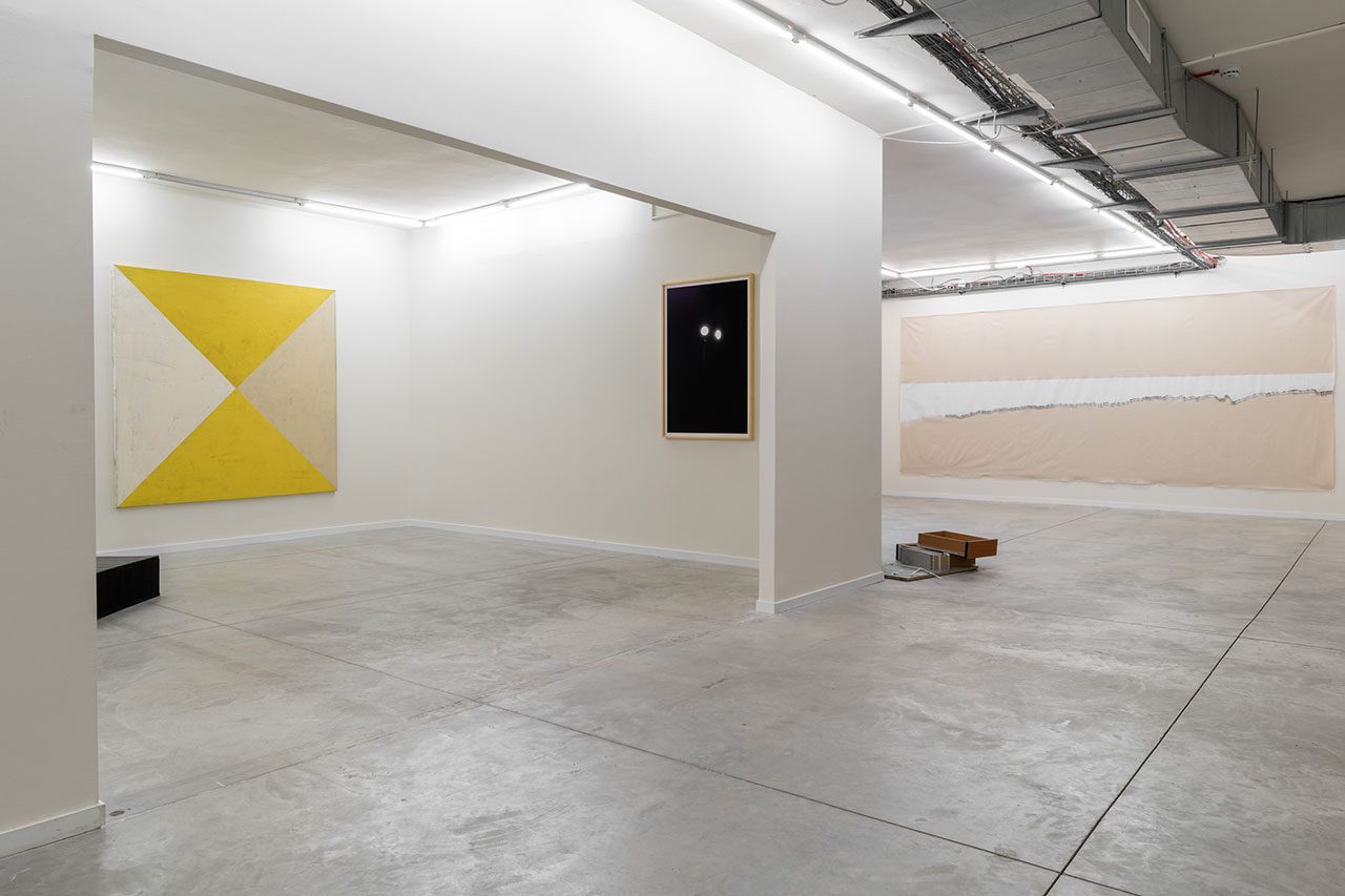 כוכב שחור, 2023, גלריה מינוס אחת. עבודות של אתי אברג׳ל, עדן בנט, יואב שמואלי, ציבי גבע, אורלי סבר. צילום: דניאל חנוך