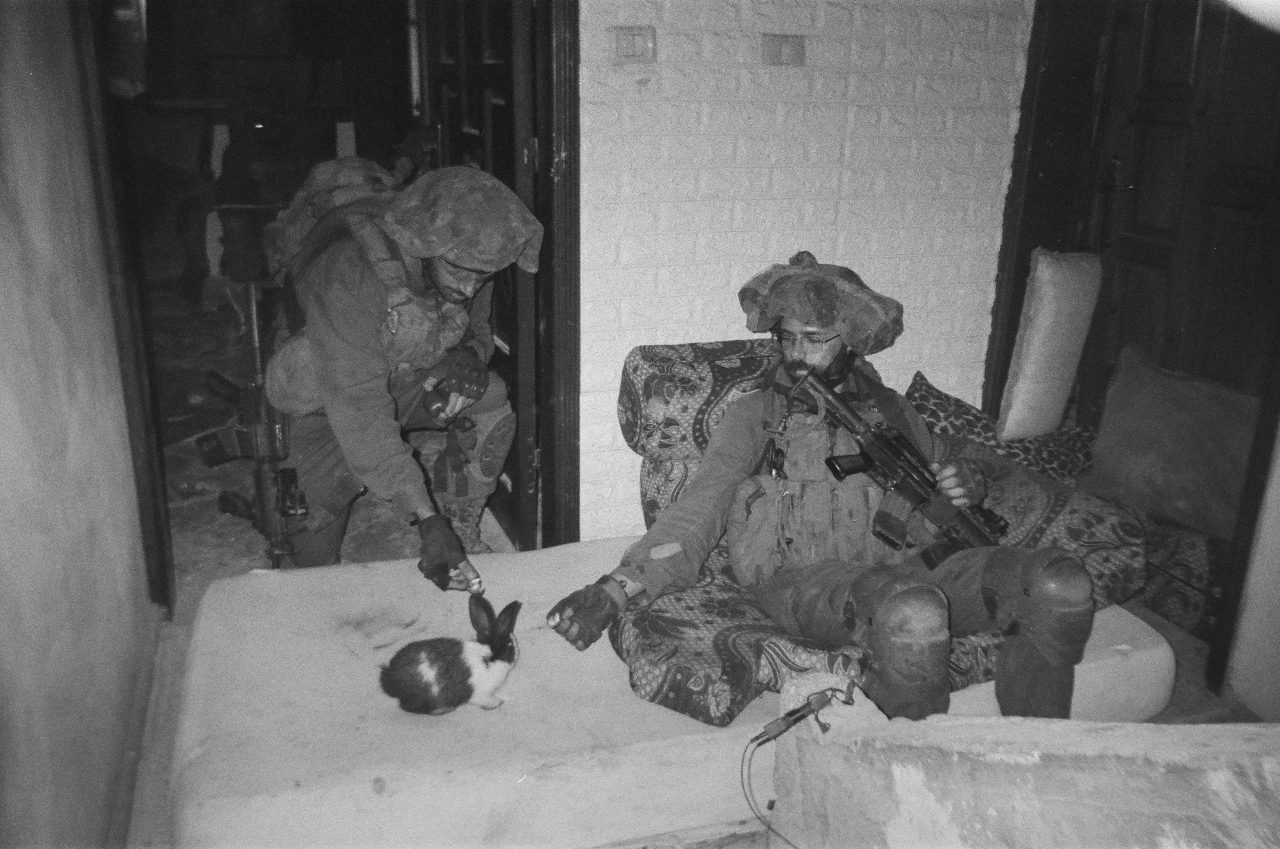 אורי גלסברג, מארב עם ארנב. צילום פילם מעזה