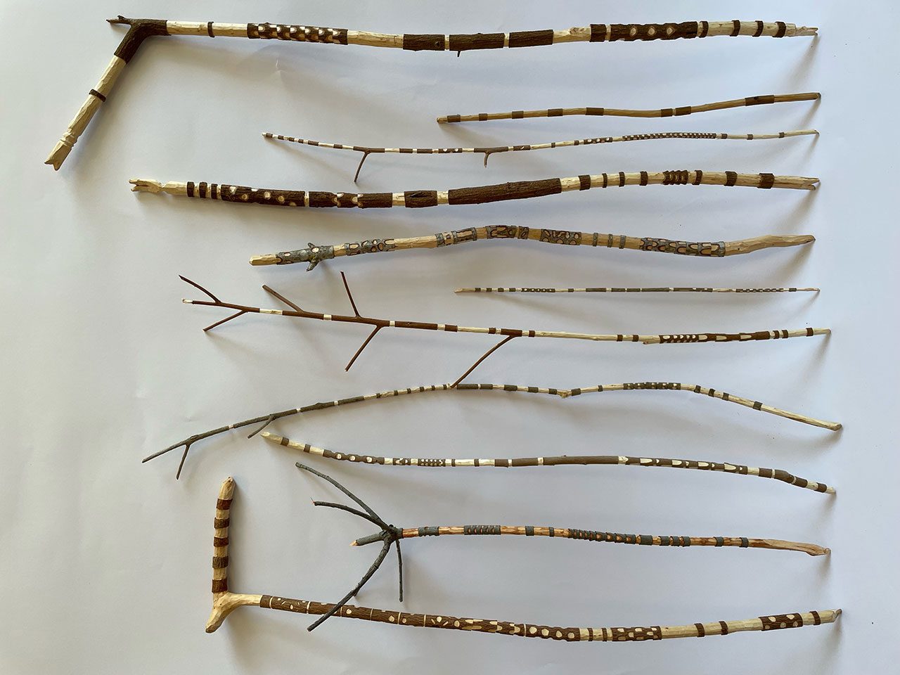 שיראל ספרא, מקלות מגולפים. צילום: מ״ל