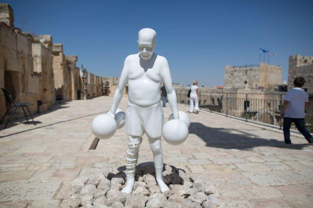 שמשון הגיבור דער נעבעך, בתערוכה ירושלים מעברים, מוזיאון מגדל דוד, ירושלים. צילום: מ״ל