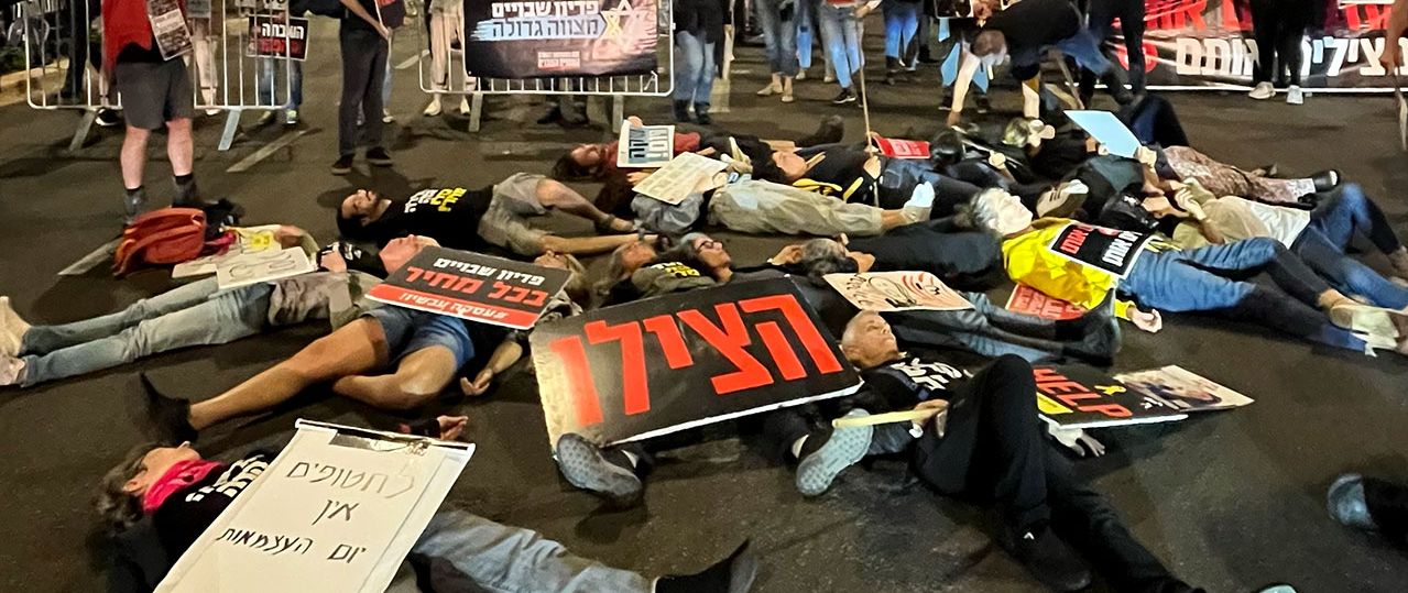 המחאה להחזרת החטופים, שער בגין בקריה, 5.5. צילום: יובל סער