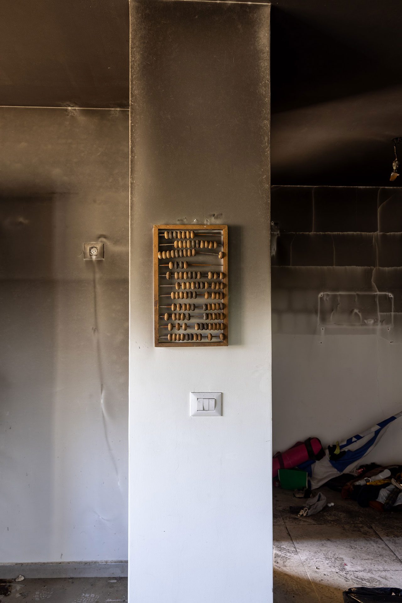 החשבוניה על קיר הבית המפוייח של משפחת אצילי בניר עוז