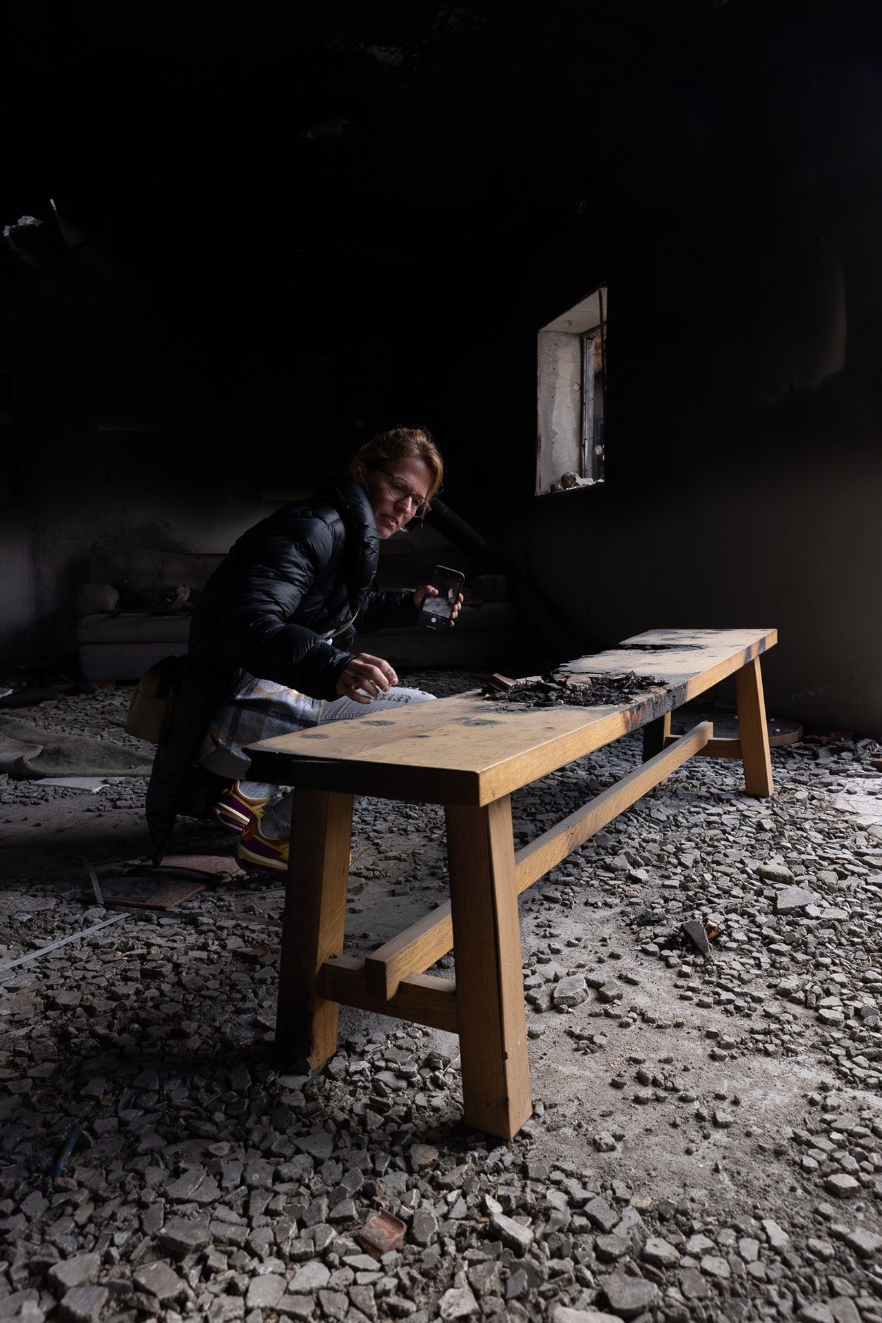 מאיה גל בוחנת את הספסל בבית משפחת שגב