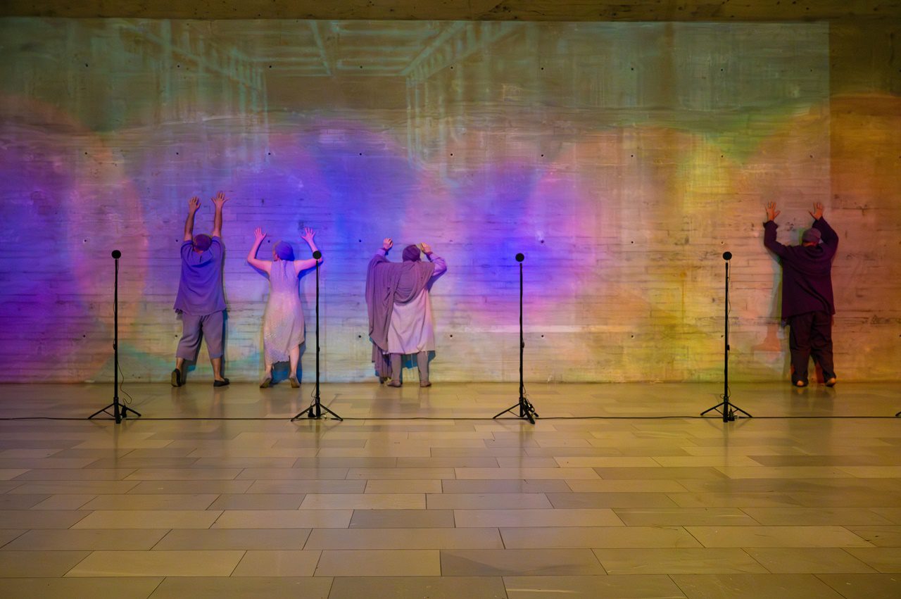 נופל מחוץ לזמן. צילומים: תמי שחם