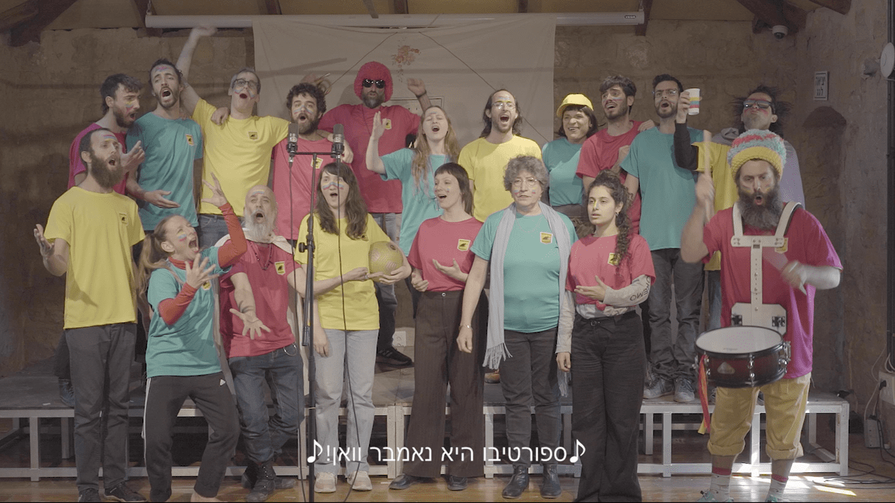 ליצן איקס ומקהלת גיא בן הינום. צילום: דן רוברט להיאני