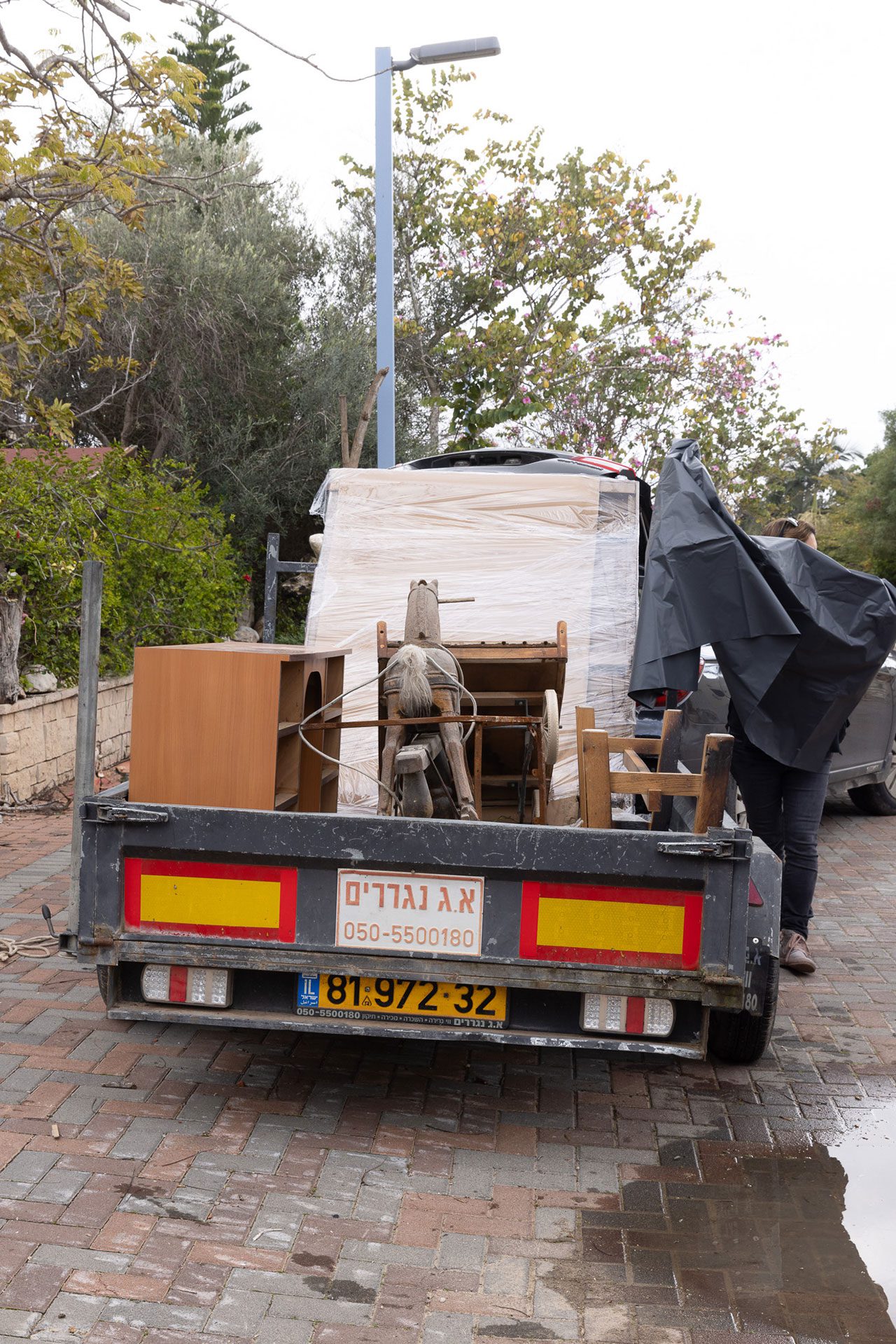 עגלה עמוסה בחפצים מבארי וכפר עזה