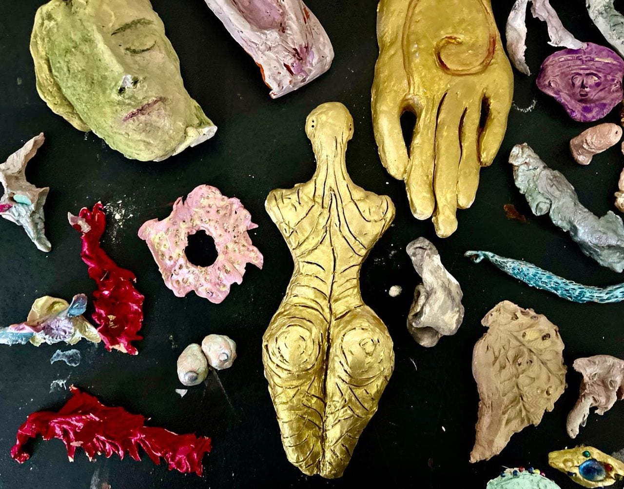 לילי כהן פרח־יה במעבדה לאמנות. צילומים: מ״ל