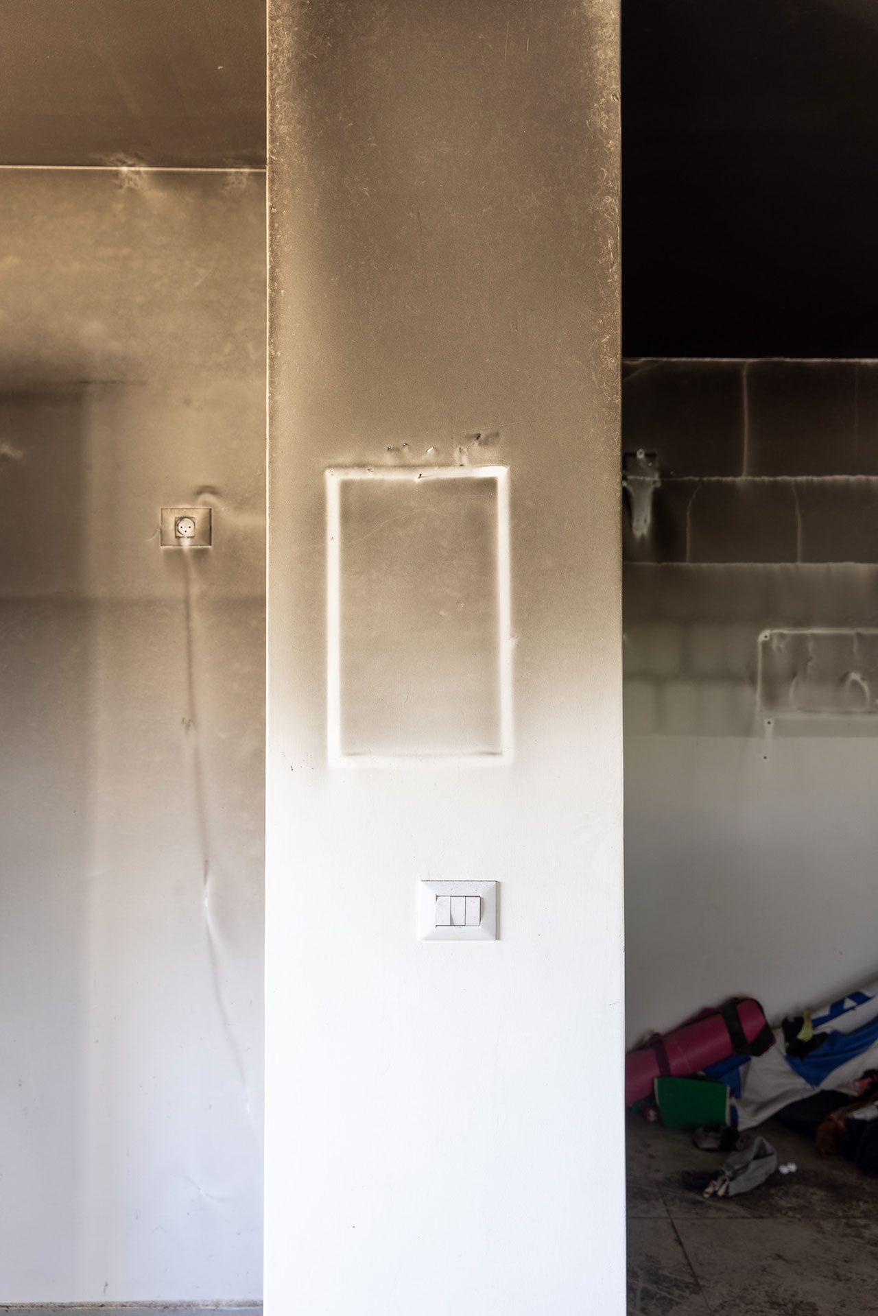 קיר הבית בניר עוז עם סימנה של החשבוניה לאחר האיסוף