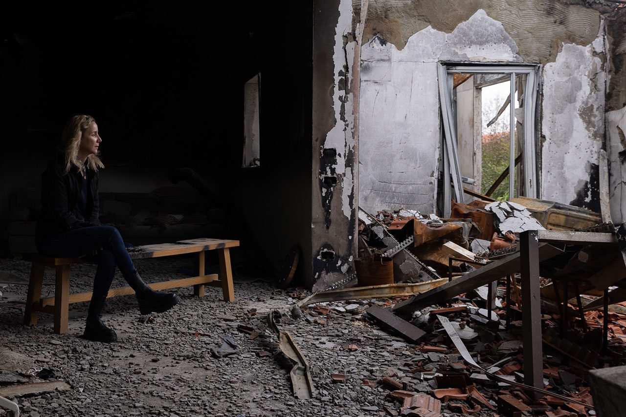 שרון שגב על ספסל בביתה בקיבוץ בארי