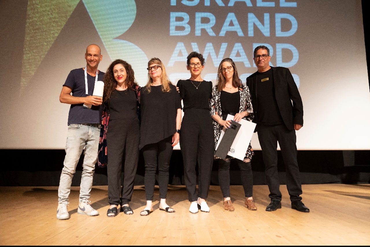 יריב עמית (מימין) לצד OPEN, הזוכים בקטגוריית התרבות: לילך אפלבוים, דנה אביתר, יעל סלע, נופר הלפרין, איל כץ. צילום: רמי זרנגר